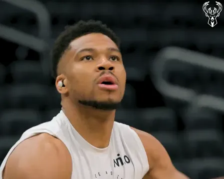 他来了！雄鹿官方晒字母哥积极投入赛前热身的瞬间